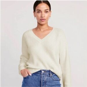 Old Navy Women's Light Cream V-Neck Sweater